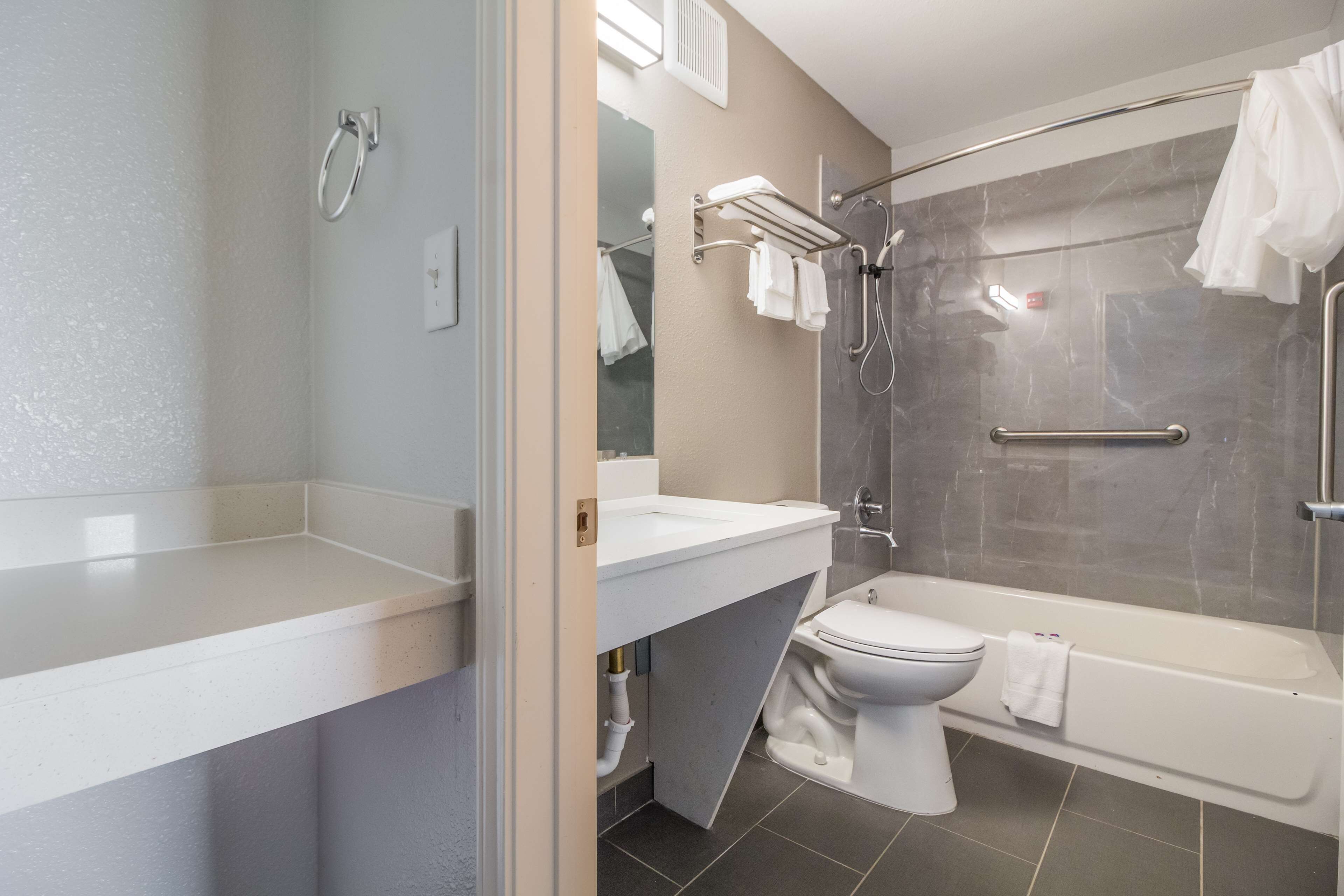 Combined shower/bathtub, towels