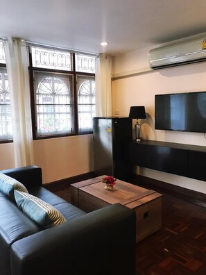 Deluxe Double Room, Balcony | Living area | 105-cm flat-screen TV with cable channels, TV, Netflix