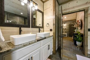 Badekar, hårføner og håndklær