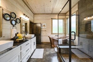 Badewanne, Haartrockner, Handtücher