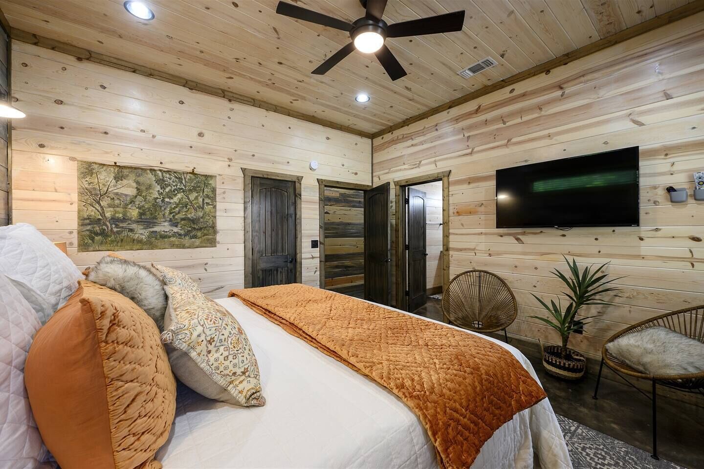 Desk, iron/ironing board, travel cot, WiFi