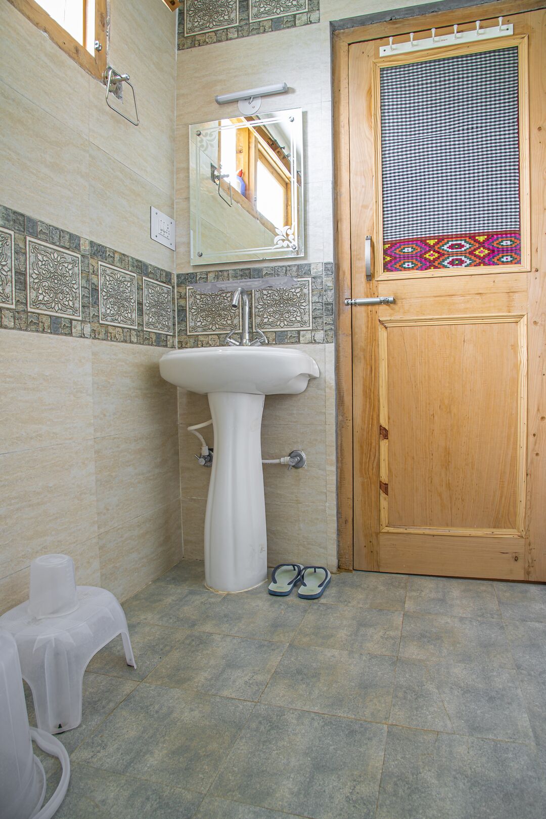 LivingStone River view Cottages in Tirthan valley