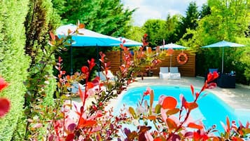 Piscine extérieure (ouverte en saison), parasols de plage