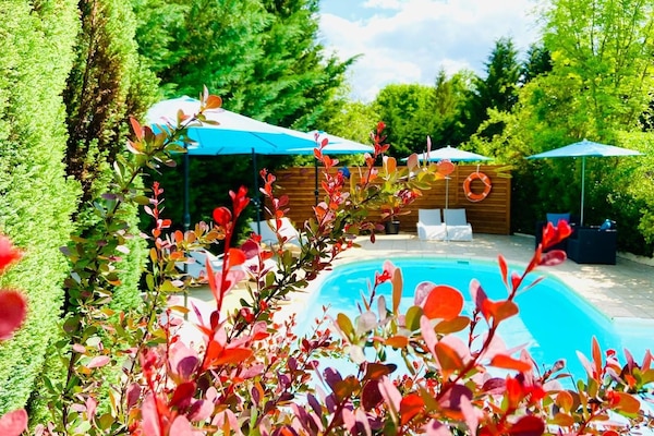 Piscine extérieure (ouverte en saison), parasols de plage