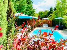 季节性开放的室外游泳池，10:00 至 20:00 开放，池畔遮阳伞，日光浴躺椅