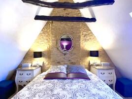 标准双人房 | 迷你吧、特色装修、免费 WiFi、床单