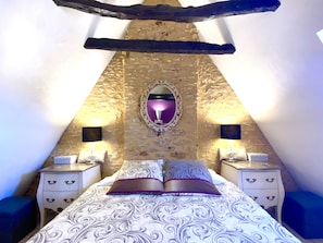 Minibar, decoración personalizada, wifi gratis y ropa de cama