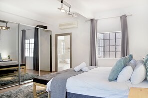 1 habitación, tabla de planchar con plancha y cunas gratuitas