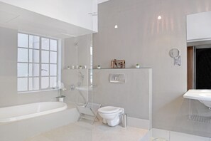 Appartement | Salle de bain | Articles de toilette (gratuits), séchoir à cheveux, serviettes fournies