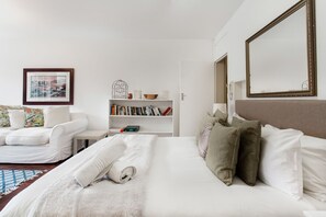 Desk, free WiFi, bed sheets - 219 St Martini (Cape Town)