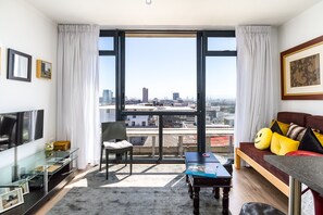 Apartment | Wohnzimmer | 43-Zoll-Flachbildfernseher mit Kabelempfang, Fernseher