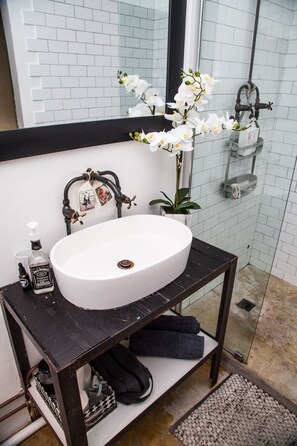 Appartement, 1 chambre | Salle de bain | Douche, douche cascade, séchoir à cheveux, serviettes fournies
