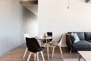 Apartment, 2 Schlafzimmer | Essbereich im Zimmer