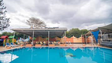 Außenpool, Liegestühle