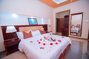 Minibar, caja de seguridad en la habitación y muebles diferentes 