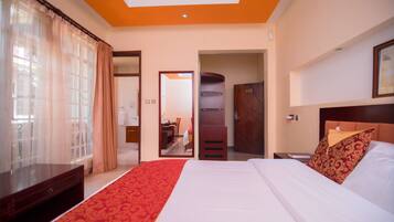 Minibar, Zimmersafe, individuell eingerichtet, Schreibtisch