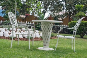 供应早餐、午餐和晚餐，本  地与国际菜