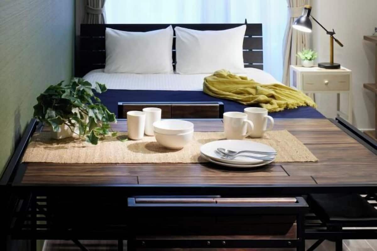 Tabla de planchar con plancha, wifi gratis y ropa de cama