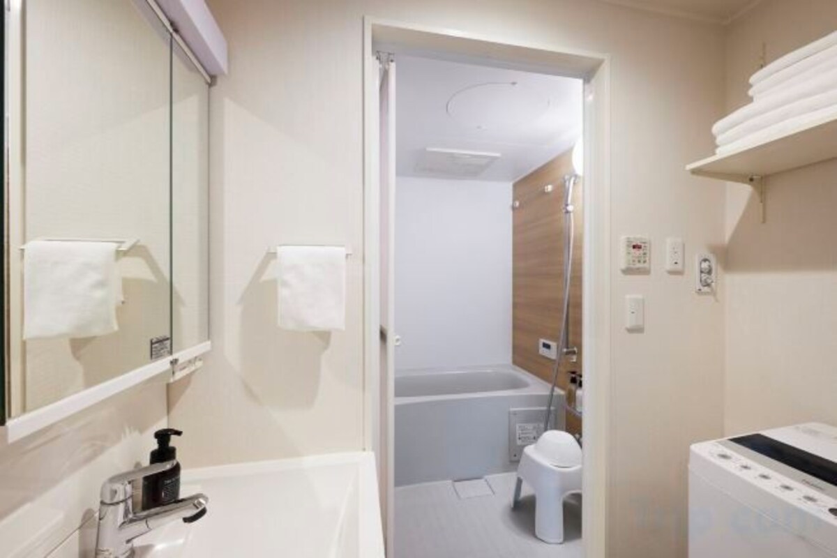Bañera y ducha independientes, artículos de tocador gratuitos
