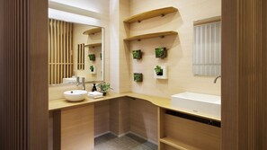 Familien-Suite (Deluxe) | Badezimmer | Badewanne und Dusche (separat), kostenlose Toilettenartikel