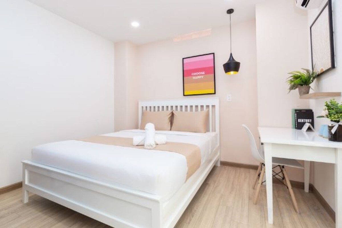 Minibar, desk, WiFi (free)