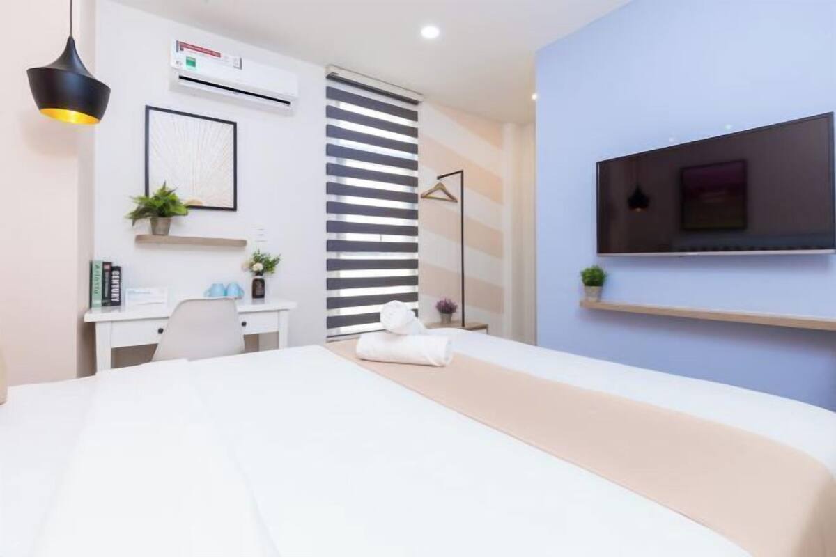 Minibar, desk, WiFi (free)