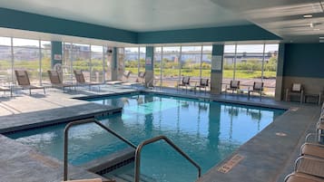 Indendørs pool, åben fra kl. 06.00 til kl. 23.00, liggestole
