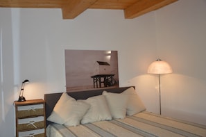 1 chambre, fer et planche à repasser, lit de bébé portatif