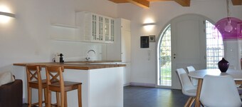 Mimosa Spacious and cozy apartment with porch and pool near the sea