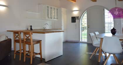 Mimosa Spacious and cozy apartment with porch and pool near the sea