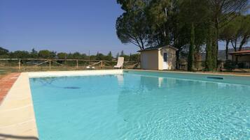 Piscina all'aperto, una piscina riscaldata