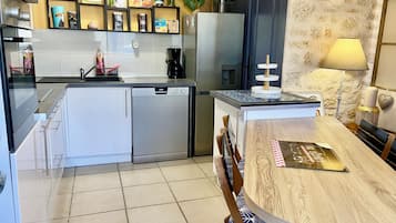 Cottage | Dapur peribadi | Dapur, cerek elektrik, alat memasak/pinggan mangkuk/perkakas dapur