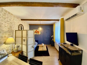 Casa de campo | Área de sala de estar | Televisión LED de 100 cm con canales por cable y televisión 
