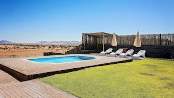 4 outdoor pools, pool loungers
