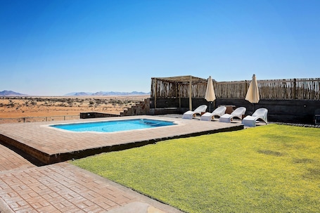 4 albercas al aire libre y camastros