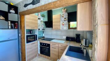 Studio Suite | Private kitchen | Fridge, microwave, oven, stovetop