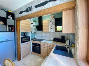 Suite estudio | Cocina privada | Refrigerador, microondas, horno y parrilla de estufa 