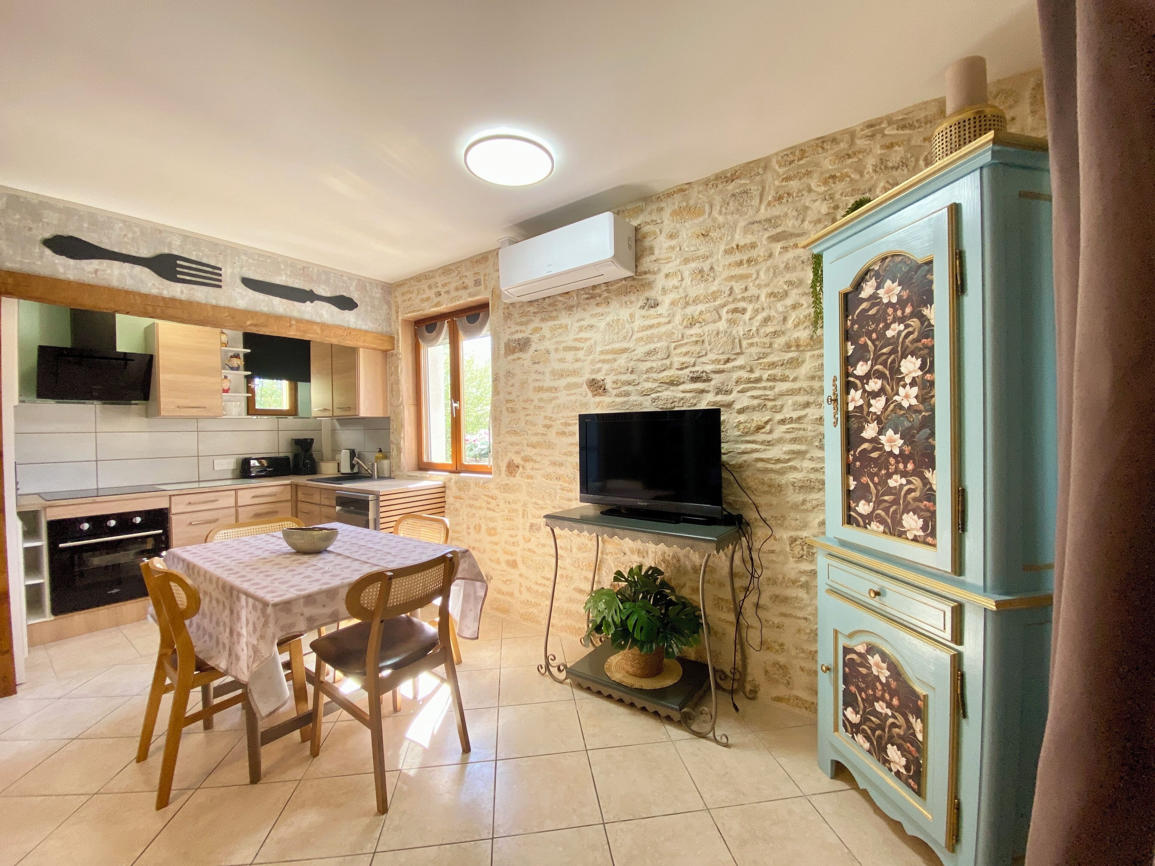 Studio Suite | Private kitchen | Fridge, microwave, oven, stovetop