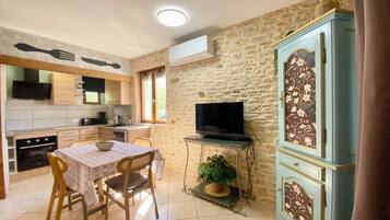 Studio Suite | Private kitchen | Fridge, microwave, oven, stovetop