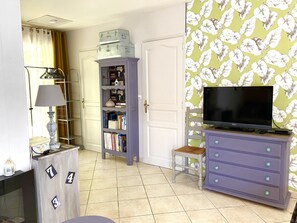 Televisor LED de 120 cm amb canals per cable i televisor
