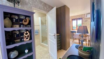 Studio Suite | Bathroom | Shower, free toiletries, hair dryer, towels