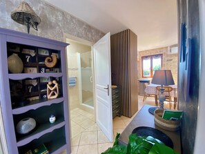 Suite estudio | Baño | Ducha, artículos de higiene personal gratuitos y secador de pelo