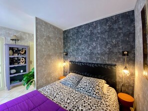 Suite estudio | Decoración individual, cortinas opacas, tabla de planchar con plancha