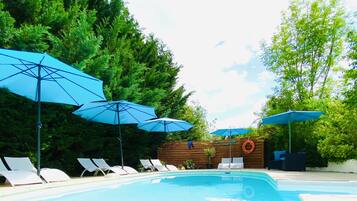 Kolam renang terbuka bermusim, kerusi lepak pantai