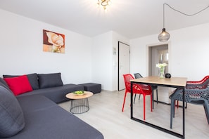 Apartamento luxo, vista para o mar | Área de estar | TV de tela plana