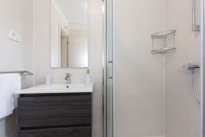 Huoneisto (Basement Level) | Kylpyhuone | Suihku, pyyhkeet, saippua, vessapaperi