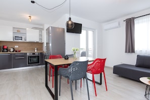 Apartamento luxo, vista para o mar | Área de estar | TV de tela plana