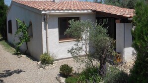 A single-story building with a tiled roof, a chimney, and a small window. - Holiday home on a quiet, shady, private property (Arles)