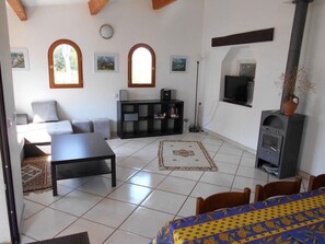 Télévision, lecteur de DVD, table de tennis de table, livres