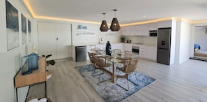 Suite Elite | Cocina básica privada | Frigorífico, microondas, placa de cocina y hervidor eléctrico